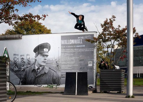 Cityhopper-_-Jumping-from-the-Berlin-Wall-