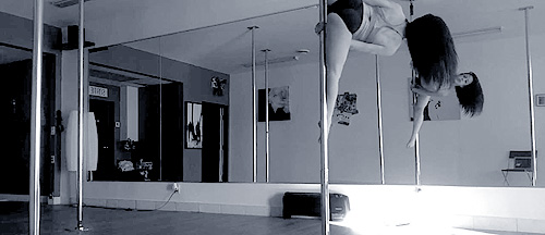 Pole-dancing-in-slow-motion