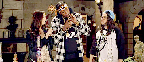 2-Chainz-Gets-High-with-$500k-of-Bongs-and-Dabs