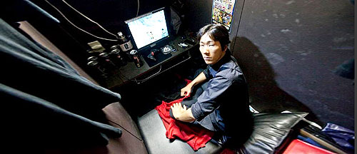 Residents-Living-Permanently-in-Japans-Cyber-cafes